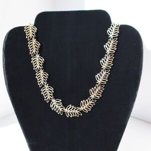 Elegant Gold Leaf Design Necklace
